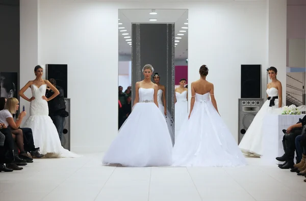 Fashion model in wedding dress made by Lisa and Maggie Sottero on 'Wedding Expo' show in the Westgate Shopping City in Zagreb, Croatia on October 12, 2013 — Stock Photo, Image