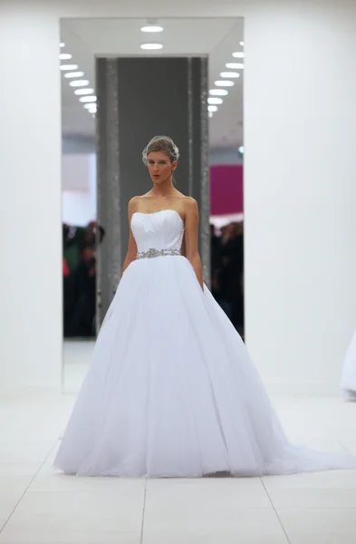 Modemodell im Brautkleid von lisa und maggie sottero auf der 'wedding expo' in der Einkaufsstadt Westgate in Zagreb, Kroatien am 12. Oktober 2013 — Stockfoto