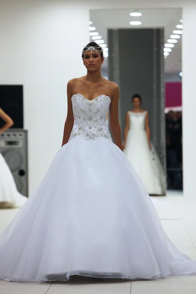 Fashion model in wedding dress made by Lisa and Maggie Sottero on 'Wedding Expo' show in the Westgate Shopping City in Zagreb, Croatia on October 12, 2013 — Stock Photo, Image