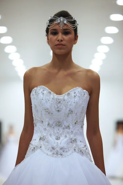 Fashion model in wedding dress made by Lisa and Maggie Sottero on 'Wedding Expo' show in the Westgate Shopping City in Zagreb, Croatia on October 12, 2013 — Stock Photo, Image