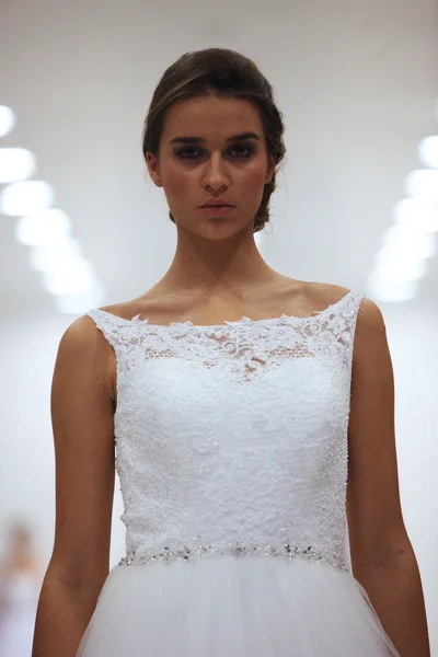 Fashion model in wedding dress made by Lisa and Maggie Sottero on 'Wedding Expo' show in the Westgate Shopping City in Zagreb, Croatia on October 12, 2013 — Stock Photo, Image