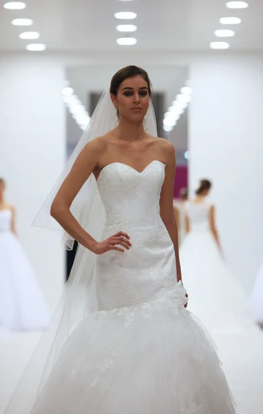 Modella in abito da sposa fatta da Lisa e Maggie Sottero su 'Wedding Expo' spettacolo nella Westgate Shopping City a Zagabria, Croazia ottobre 12, 2013 — Foto Stock
