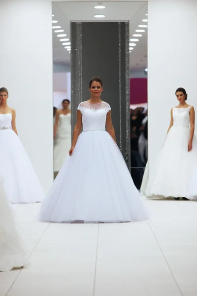 Modelo de moda em vestido de noiva feito por Lisa e Maggie Sottero em 'Wedding Expo' show na Westgate Shopping City em Zagreb, Croácia, em outubro 12, 2013 — Fotografia de Stock