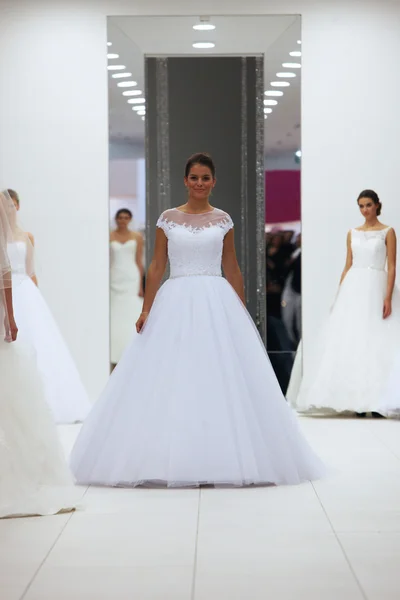 Fashion model in wedding dress made by Lisa and Maggie Sottero on 'Wedding Expo' show in the Westgate Shopping City in Zagreb, Croatia on October 12, 2013 — Stock Photo, Image