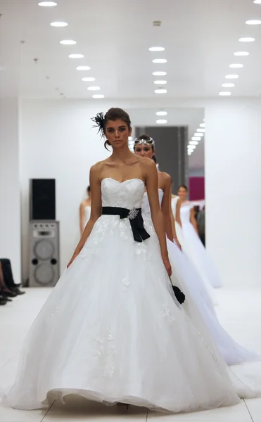 Модная модель в свадебном платье, сделанная Лизой и Мэгги Соттеро на выставке "Wedding Expo" в торговом центре Westgate в Загребе, Хорватия, 12 октября 2013 года — стоковое фото