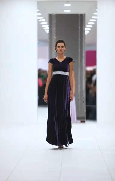 Fashion model in cocktail dress made by Miss B on 'Wedding Expo' show in the Westgate Shopping City in Zagreb, Croatia on October 12, 2013 — Stock Photo, Image