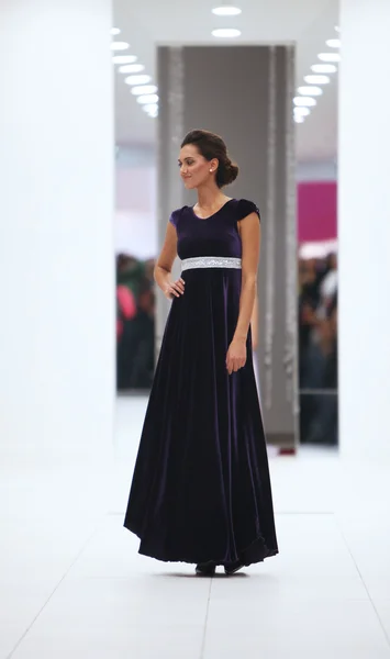 Által miss b 'esküvő expo' show-ban a westgate shopping city-Zágráb, Horvátország-október 12, 2013-ra a koktél ruha divat-model — Stock Fotó