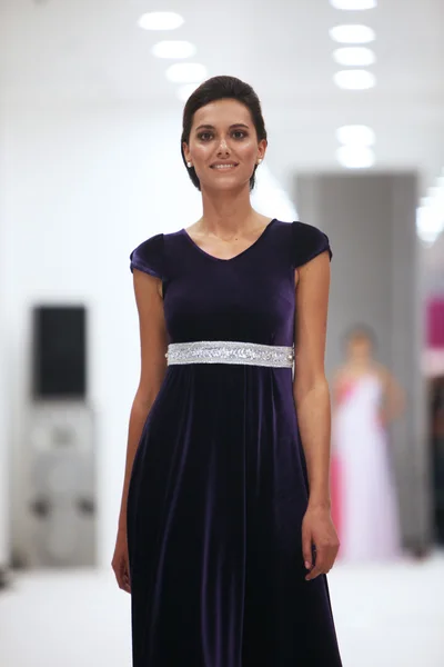 Fashion model in cocktail dress made by Miss B on 'Wedding Expo' show in the Westgate Shopping City in Zagreb, Croatia on October 12, 2013 — Stock Photo, Image