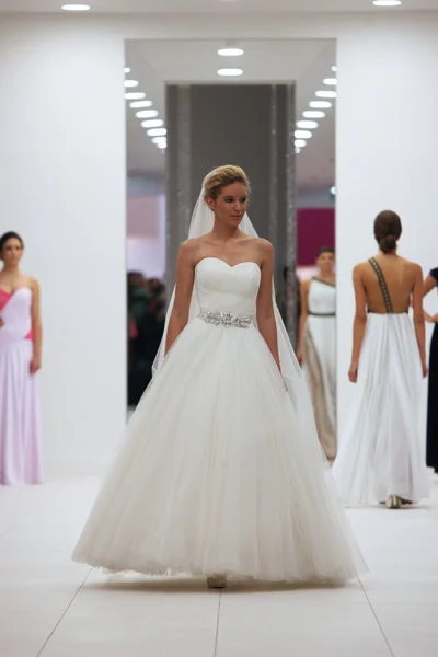 Модель в свадебном платье от Miss B на выставке "Wedding Expo" в торговом центре Westgate в Загребе, Хорватия, 12 октября 2013 г. — стоковое фото