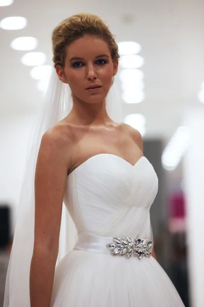 Мода моделі у весільну сукню, зроблених Міс b на 'весілля Експо' шоу в westgate торгове місто у Загребі, Хорватія на 12 жовтня 2013 — стокове фото