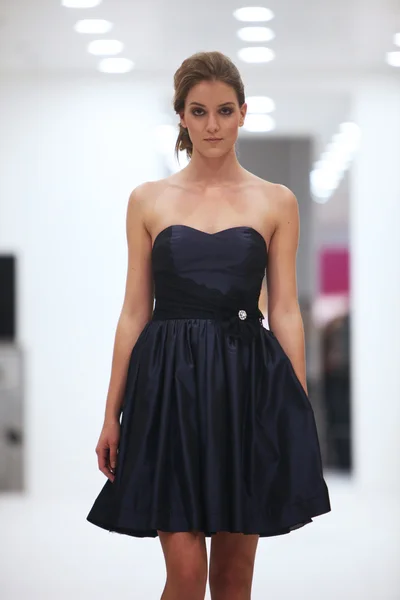 Divat-model koktél ruha által lorien, a 'esküvő expo' show-ban a westgate shopping city-Zágráb, Horvátország 2013. október 12. — Stock Fotó