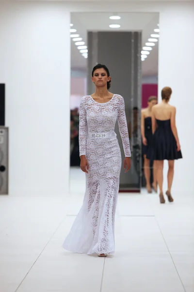 Модель в свадебном платье от Лориен на выставке "Wedding Expo" в торговом центре Westgate в Загребе, Хорватия, 12 октября 2013 года — стоковое фото