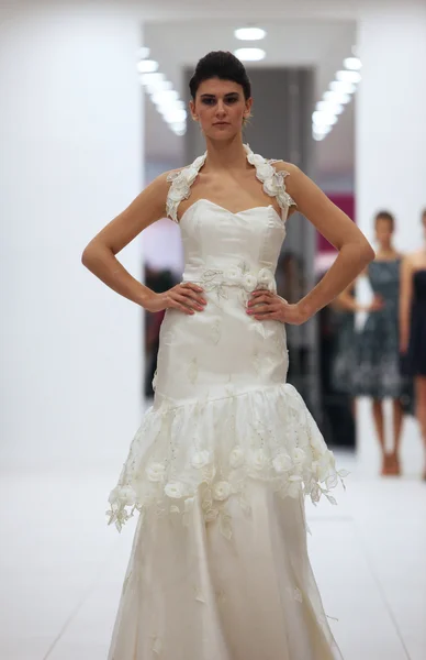 Modell i bröllopsklänning gjord av lorien på "bröllop expo" utställning i westgate shopping staden i zagreb, Kroatien den 12 oktober 2013 — Stockfoto