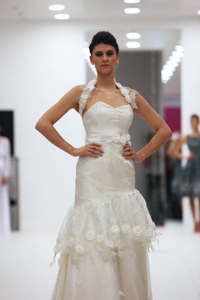 Modemodel im Brautkleid von lorien auf der 'wedding expo' in der Westgate-Einkaufsstadt in Zagreb, Kroatien am 12. Oktober 2013 — Stockfoto