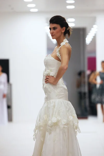 Fashion model in wedding dress made by Lorien on 'Wedding Expo' show in the Westgate Shopping City in Zagreb, Croatia on October 12, 2013 — Stock Photo, Image