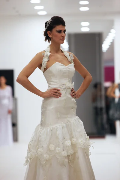 Modelka w sukni ślubnej przez lorien 'wedding expo' show w westgate zakupy miasta w Zagrzebiu, Chorwacja na 12 października 2013 — Zdjęcie stockowe