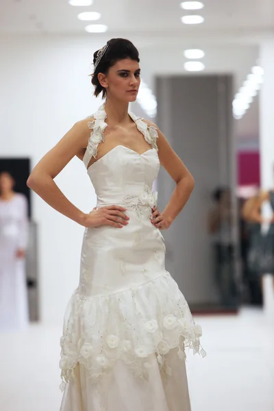 由 lorien 购物在 2013 年 10 月 12 日在克罗地亚萨格勒布市梅龙镇婚庆文化产业博览会展出的婚纱礼服的时装模特 — 图库照片