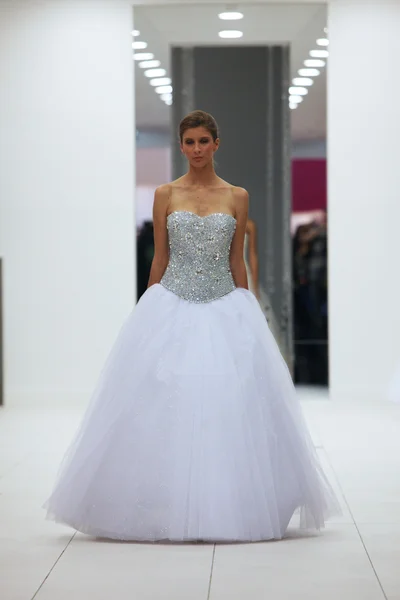 Modella in abito da sposa realizzata da Hera 'Wedding Expo' spettacolo nella Westgate Shopping City a Zagabria, Croazia ottobre 12, 2013 — Foto Stock