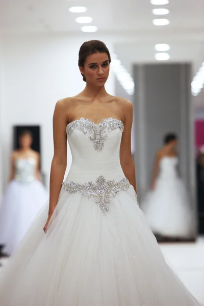 Модная модель в свадебном платье, сделанная на выставке Hera 'Wedding Expo' в торговом центре Westgate в Загребе, Хорватия, 12 октября 2013 года — стоковое фото