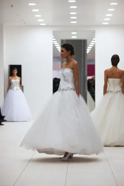 Modelo de moda en vestido de novia hecho por Hera 'Wedding Expo' show en la Westgate Shopping City en Zagreb, Croacia en Octubre 12, 2013 —  Fotos de Stock