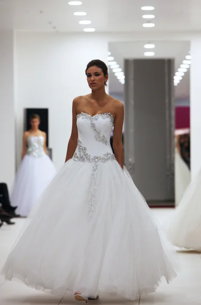 Модная модель в свадебном платье, сделанная на выставке Hera 'Wedding Expo' в торговом центре Westgate в Загребе, Хорватия, 12 октября 2013 года — стоковое фото