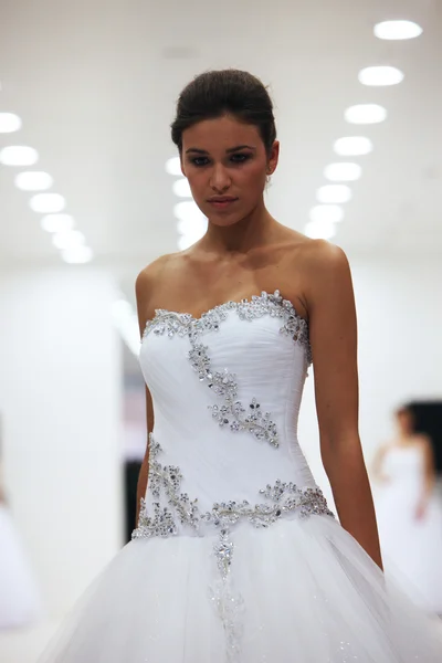 Fashion model in wedding dress made by Hera 'Wedding Expo' show in the Westgate Shopping City in Zagreb, Croatia on October 12, 2013 — Stock Photo, Image