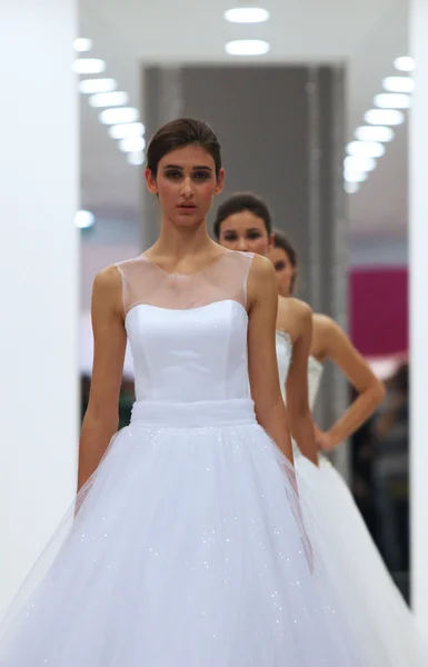 Fashion model in wedding dress made by Hera 'Wedding Expo' show in the Westgate Shopping City in Zagreb, Croatia on October 12, 2013 — Stock Photo, Image
