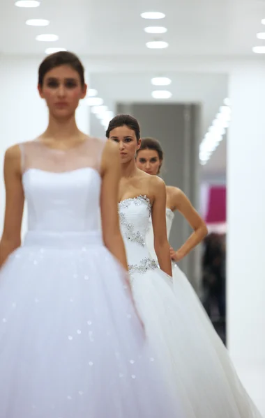 Modelka ve svatebních šatech od Héry svatební expo show v westgate nákupní město v Záhřebu, Chorvatsko na 12 října 2013 — Stock fotografie