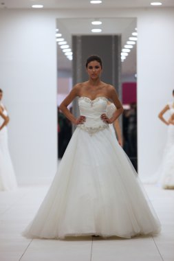 moda model gelinlik 'wedding expo' show westgate alışveriş, zagreb, Hırvatistan için 12 Ekim 2013 tarihinde şehir içinde
