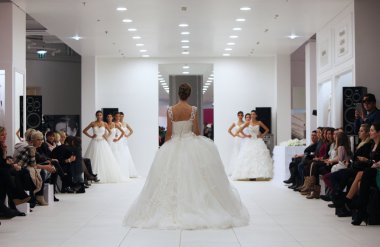moda model gelinlik 'wedding expo' show westgate alışveriş, zagreb, Hırvatistan için 12 Ekim 2013 tarihinde şehir içinde