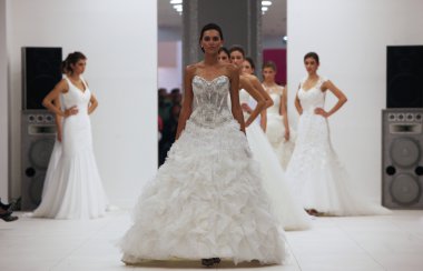 moda model gelinlik 'wedding expo' show westgate alışveriş, zagreb, Hırvatistan için 12 Ekim 2013 tarihinde şehir içinde