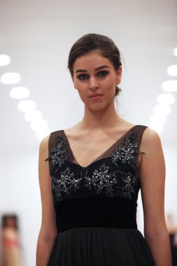 kokteyl elbisesi 'wedding expo' show westgate alışveriş, zagreb, Hırvatistan için 12 Ekim 2013 tarihinde şehir içinde ana milani tarafından yapılan moda modeli