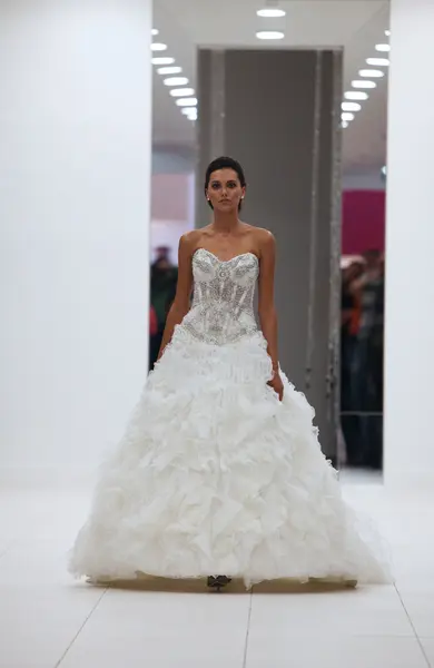 Fashion model in wedding dress on 'Wedding Expo' show in the Westgate Shopping City in Zagreb, Croatia on October 12, 2013 — Stock Photo, Image