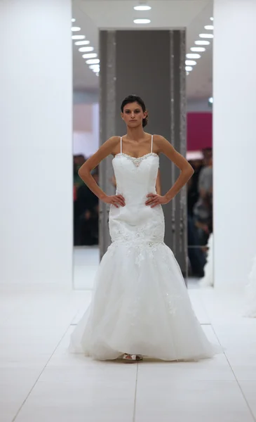 Модная модель в свадебном платье на выставке "Wedding Expo" в торговом центре Westgate в Загребе, Хорватия, 12 октября 2013 года — стоковое фото