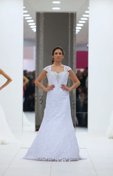 Fashion model in wedding dress on 'Wedding Expo' show in the Westgate Shopping City in Zagreb, Croatia on October 12, 2013 — Stock Photo, Image