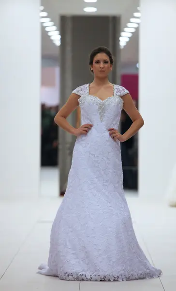 Modemodel im Hochzeitskleid auf der 'Wedding Expo' in der Westgate-Einkaufsstadt in Zagreb, Kroatien am 12. Oktober 2013 — Stockfoto