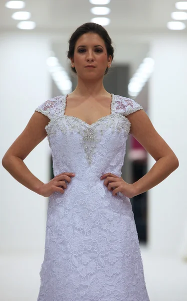 Modelo de moda em vestido de noiva em 'Wedding Expo' show na Westgate Shopping City em Zagreb, Croácia em outubro 12, 2013 — Fotografia de Stock