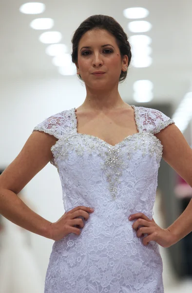 Modelo de moda en vestido de novia en el programa 'Wedding Expo' en la ciudad de compras Westgate en Zagreb, Croacia en octubre 12, 2013 —  Fotos de Stock