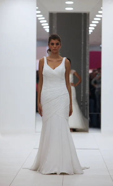 Modelo de moda en vestido de novia en el programa 'Wedding Expo' en la ciudad de compras Westgate en Zagreb, Croacia en octubre 12, 2013 —  Fotos de Stock