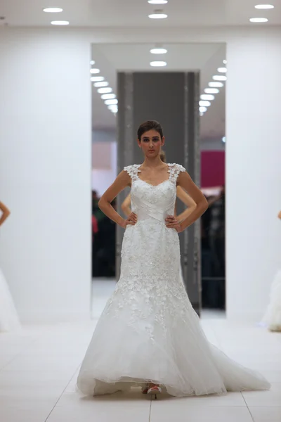 Modemodel im Hochzeitskleid auf der 'Wedding Expo' in der Westgate-Einkaufsstadt in Zagreb, Kroatien am 12. Oktober 2013 — Stockfoto