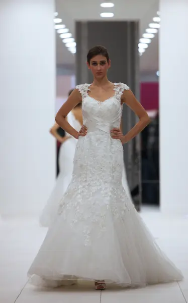 Modemodel im Hochzeitskleid auf der 'Wedding Expo' in der Westgate-Einkaufsstadt in Zagreb, Kroatien am 12. Oktober 2013 — Stockfoto
