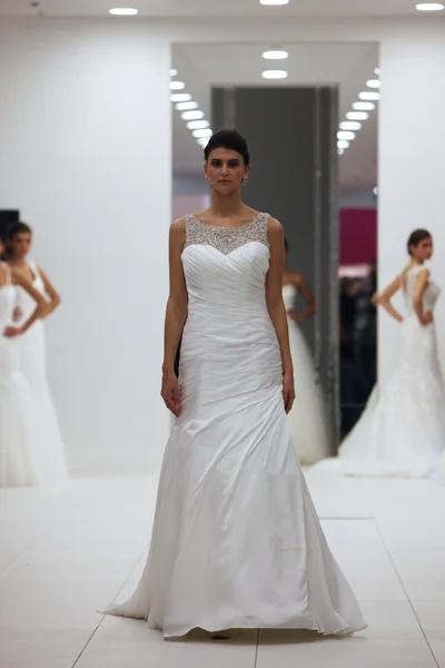 Fashion model in wedding dress on 'Wedding Expo' show in the Westgate Shopping City in Zagreb, Croatia on October 12, 2013 — Stock Photo, Image