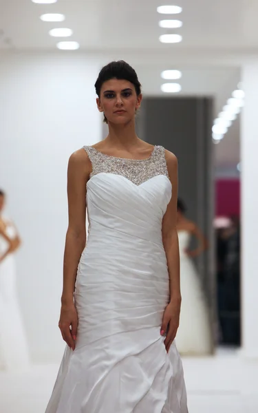 购物在 2013 年 10 月 12 日在克罗地亚萨格勒布市梅龙镇婚庆文化产业博览会展出的婚纱礼服的时装模特 — 图库照片