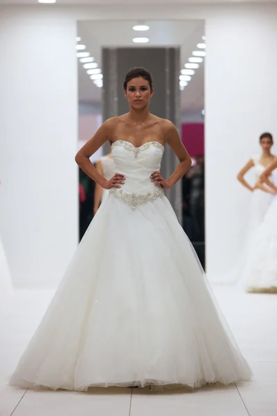 Modemodel im Hochzeitskleid auf der 'Wedding Expo' in der Westgate-Einkaufsstadt in Zagreb, Kroatien am 12. Oktober 2013 — Stockfoto