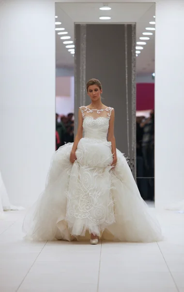 Fashion model in wedding dress on 'Wedding Expo' show in the Westgate Shopping City in Zagreb, Croatia on October 12, 2013 — Stock Photo, Image