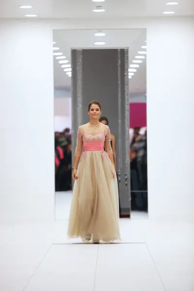 时装模特在鸡尾酒会礼服，由安娜兰妮在梅龙镇购物在 2013 年 10 月 12 日在克罗地亚萨格勒布市 '婚庆文化产业博览会展出 — 图库照片