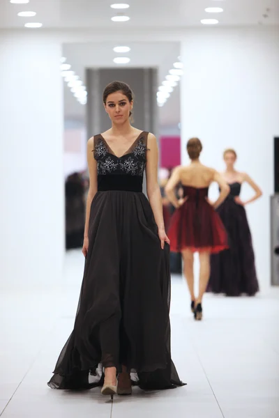 아나 milani westgate 쇼핑 자그레브, 크로아티아 2013 년 10 월 12 일에에서 시에서에서 '웨딩 엑스포' 쇼에 의해 만들어진 칵테일 드레스에서 패션 모델 — 스톡 사진