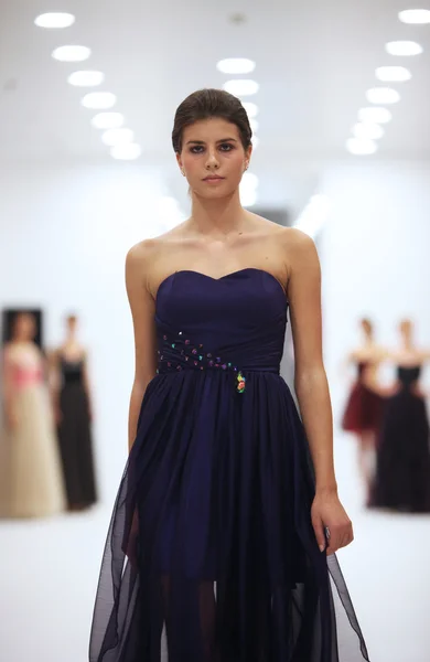 Fashion model in cocktail dress made by Ana Milani on 'Wedding Expo' show in the Westgate Shopping City in Zagreb, Croatia on October 12, 2013 — Stock Photo, Image