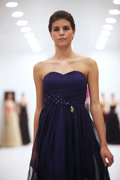 아나 milani westgate 쇼핑 자그레브, 크로아티아 2013 년 10 월 12 일에에서 시에서에서 '웨딩 엑스포' 쇼에 의해 만들어진 칵테일 드레스에서 패션 모델 — 스톡 사진