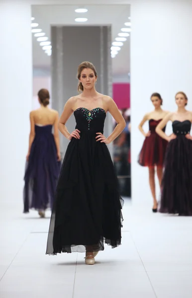 Мода моделі в Коктейльні сукні, Ана milani на 'весілля Експо' шоу в westgate торгове місто у Загребі, Хорватія на 12 жовтня 2013 — стокове фото